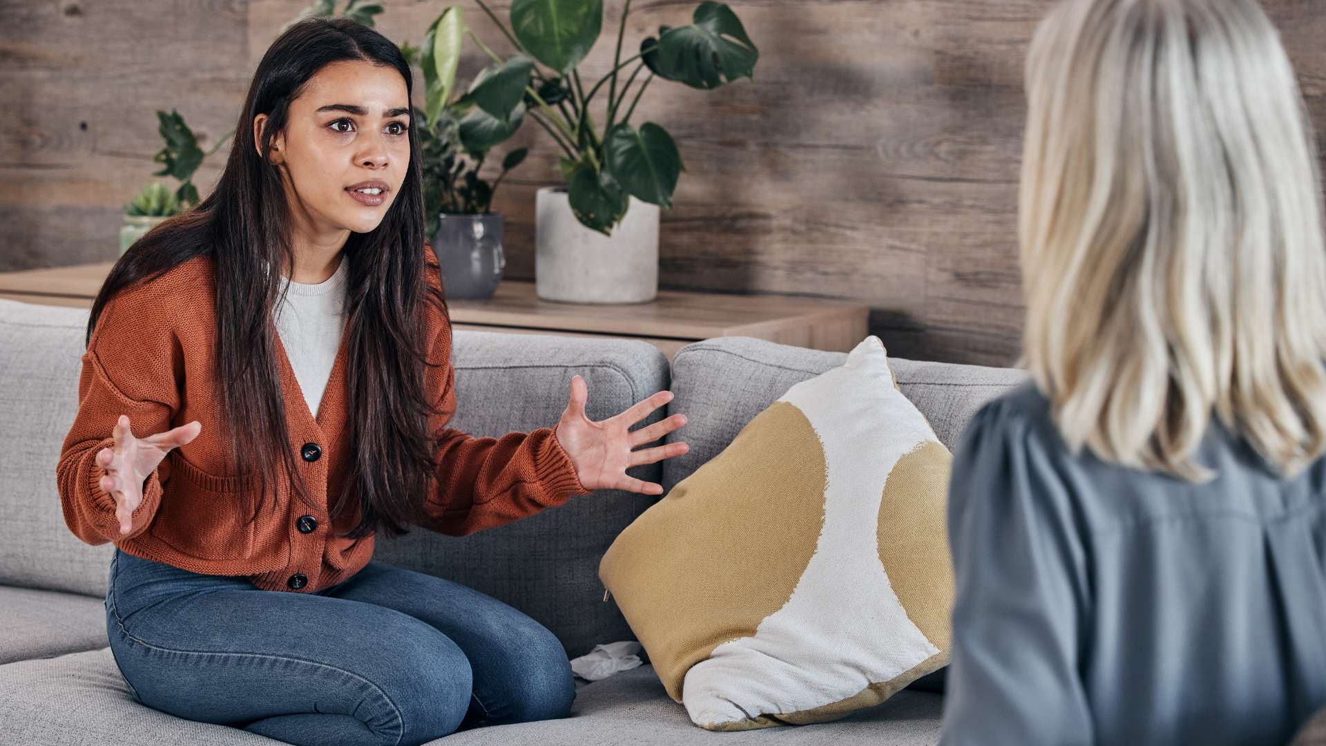 Silver State Adolescent Treatment Holistic Treatment for Teens Girl Speaking With Therapist